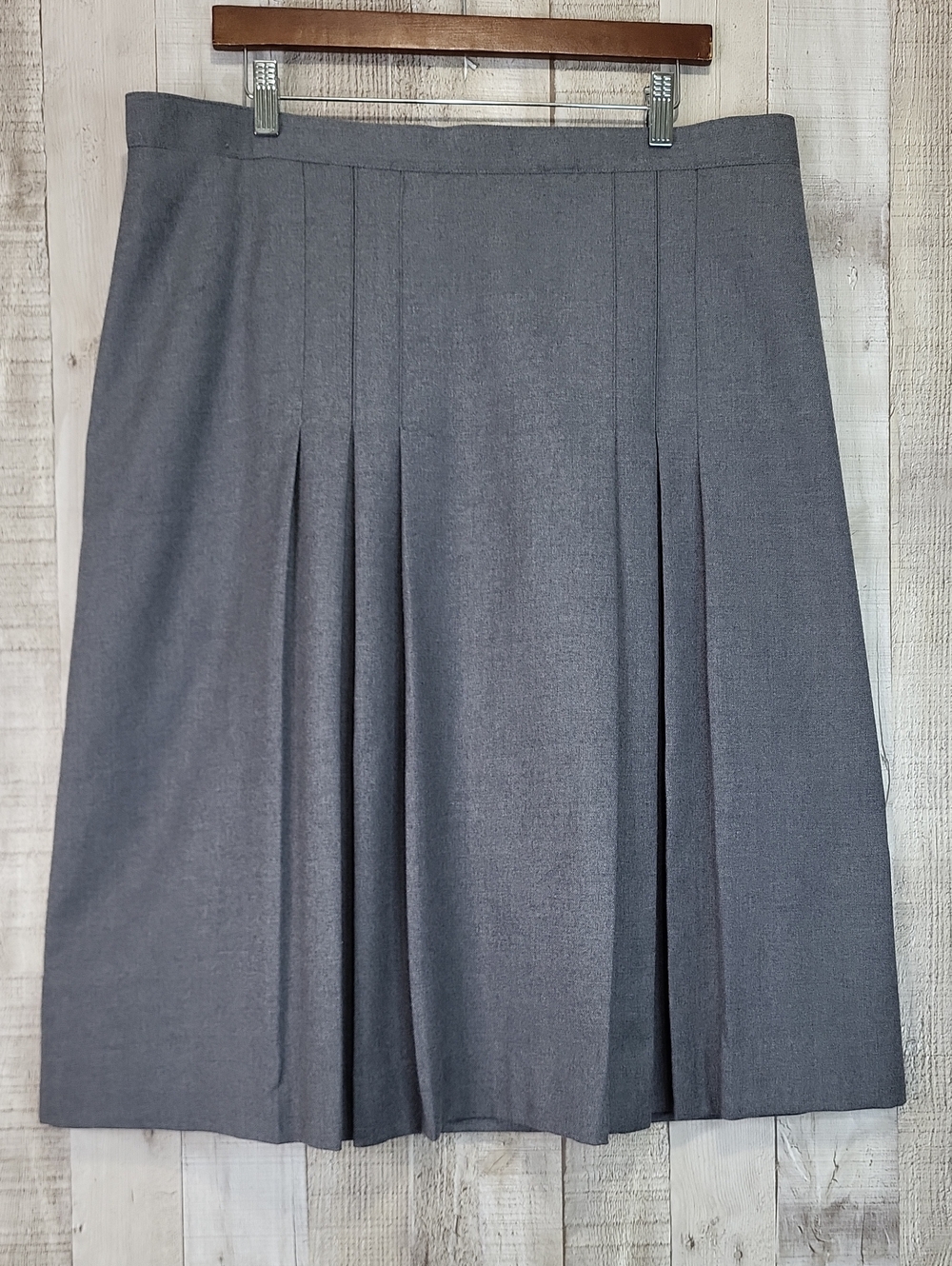 D'alliards Classic Gray Wool Pleated Women's Skirt. Size 16.
